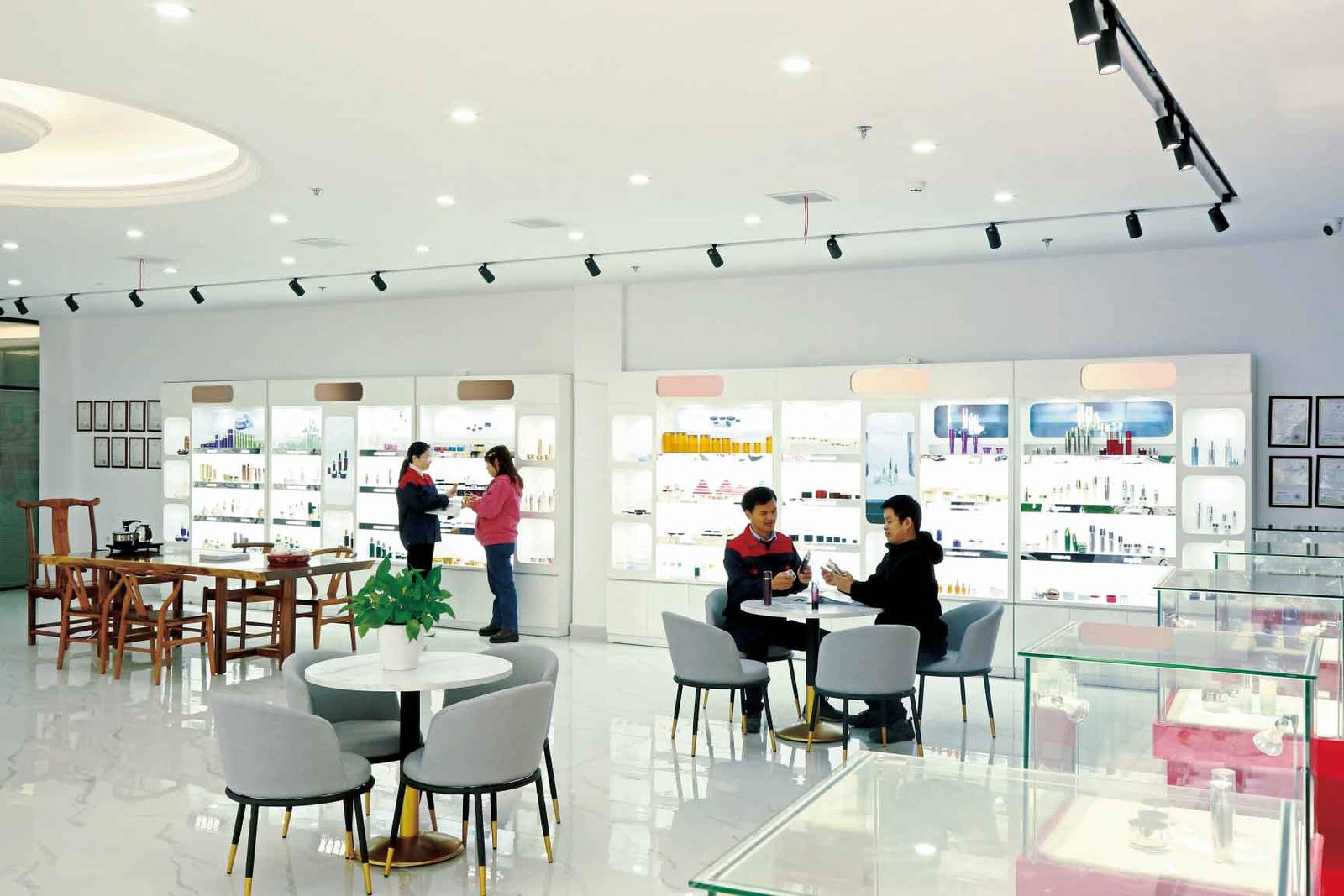 About Us - Amazing professional cosmetic packaging supplier